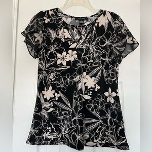 Adele & May women’s blouse. Black & White. Flowey sheet short sleeved. Like new